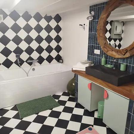 Appartement Rétro 80s 90s Grande Baignoire Et Jardin